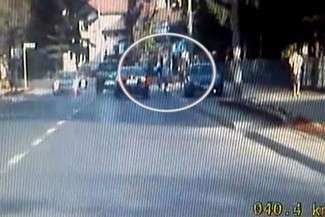 Na oznakowanym przejściu znajdował się pieszy z małym dzieckiem, a inne pojazdy zatrzymały się, aby ustąpić im pierwszeństwa (fot. Policja)