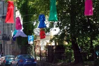 "Świeciuchy" zawisły nad ul. Żmigród (Fot. Oleksandra Radczenko)