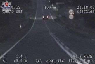 Jechał 164 km/h na drodze z ograniczeniem do 30. Stracił prawo jazdy