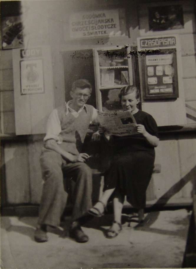 S. Świątek przed swoim sklepem. 1939 r. (Fot. ze zbiorów Mikołaja Spóza nadesłał Robert Och)