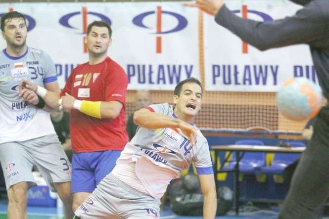 Patryk Kuchczyński (nr 10) w minionym sezonie przyjeżdżał do Puław z Górnikiem Zabrze. W obecnym będzie już zawodnikiem Azotów Puławy<br />
FOT. MACIEJ KACZANOWSKI<br />
