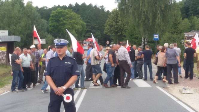 Blokada drogi w Kózkach (fot. KPP Łosice)