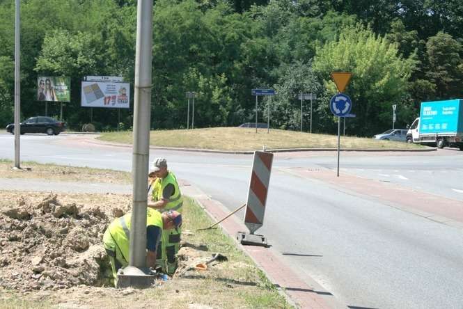 Wszystkie nowe słupy na swoich miejscach mają się znaleźć jeszcze w tym tygodniu. Cała inwestycja zostanie ukończona do połowy przyszłego miesiąca (fot. Radosław Szczęch)<br />
