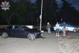 Kręcił bączki pod komendą policji. Uderzył w latarnię