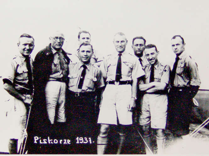 Grupa harcerzy na wycieczce w Piskorzach. Kazimierz Gorzkowski drugi z lewej