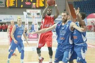 Po pobycie w Starcie Bryon Allen (z piłką) przenosi się do drugiej ligi włoskiej
FOT. MACIEJ KACZANOWSKI
