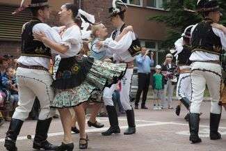 Spotkania folklorystyczne: Tańczą dla dzieci ze szpitala (wideo, zdjęcia)