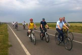 Wojewoda był pierwszym rowerzystą z Polski, który po odprawie paszportowej wjechał na terytorium Ukrainy (Fot. LUW)