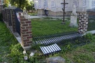 Złodzieje próbowali dostać się do środka świątyni (Fot. ks. Dariusz Wasiluk)