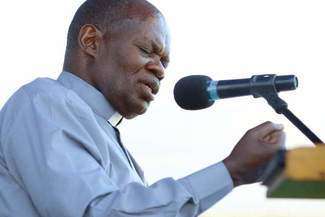 - Na spotkaniach z ojcem Bashoborą zdarzają się prawdziwe uzdrowienia. W piątek w Krasnobrodzie dwie osoby odrzuciły kule i poszły bez nich. To zdarza się przez modlitwę i jest dowodem królowania Jezusa – zapewniali organizatorzy spotkania podczas konferencji prasowej (Fot. Maciej Kaczanowski)