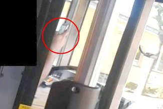Kierowca MPK wpatrzony w telefon prowadził autobus (Fot. alarm24@dziennikwschodni.pl)