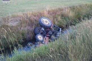 Wpadł pożyczonym traktorem do rzeki. Był pijany