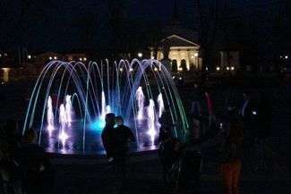 Podświetlana fontanna jest m.in. w Kocku