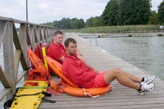 Andrzej Ożóg (z tyłu) z Łukaszem Sankowskim z Włodawy przez godzinę poszukiwali rzekomo zaginionego mężczyzny (fot. Jacek Barczyński)