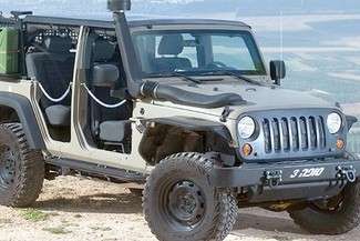 Zależnie od wersji storm-3 mają masę od 2,2 do 2,3 tony, a ich ładowność dochodzi nawet 1,2 tony. Mogą ciągnąć lek-kie działko. Do napędu pojazdów storm-3 służą 2,8-litrowe silniki Diesla o mocy 194 KM, oferujące moment 460 Nm. Prosty napęd 4x4 z blokadą mostów i reduktorem, rodem z legendarnego wranglera, umożliwia poruszanie się w każdym terenie. Pojazdy mogą być opancerzone i uzbrojone m.in. w karabin maszynowy, służąc jako środek szybkiego transportu dla komandosów. Można je także zabudować do roli wojskowej sanitarki czy pojazdu dostarczającego zaopatrzenie dla żołnierzy (fot. Automotive Industries Ltd)