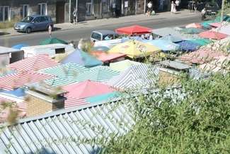 Nieruchomość, na której teraz jest targ, a w przyszłości ma być hala, to własność miasta (Fot. Maciej Kaczanowski)