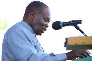 Spotkanie z ojcem Johnem Bashoborą. Uczestnik: "To żerowanie na chorych ludziach"