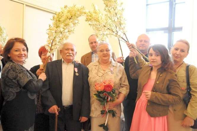 Państwo Krukowscy z rodziną podczas wczorajszej uroczystości w zamojskim ratuszu<br />

