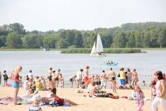 Zalew kraśnicki. Cały sezon będzie czynne kąpielisko oraz wypożyczalnia kajaków i rowerków wodnych. (Fot. UM Kraśnik)