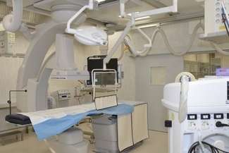 W tej sali interdyscyplinarny zespół specjalistów może wspólnie prowadzić zabiegi na dużych naczyniach krwionośnych i na sercu 
