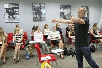 Co zrobić, gdy pasażer pali? W Świdniku szkolą stewardessy i stewardów