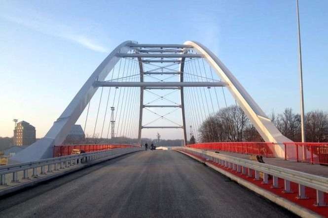Most na Bystrzycy będzie podobny do tego z Kołobrzegu, ale szerszy i pomieści cztery pasy ruchu. Charakterystyczne „łuki” będą cytrynowożółte (Fot. Kolobrzeg.eu)