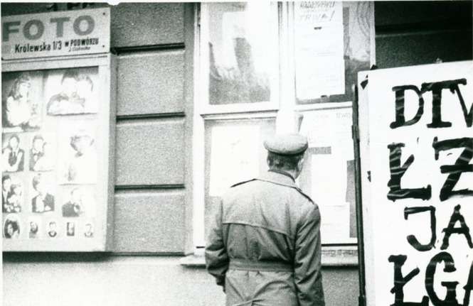 Tablica ogłoszeń przed siedzibą Zarządu Regionu NSZZ „Solidarność” przy ul. Królewskiej w Lublinie. Jesień 1981 rok ( Zdjęcie z zasobów IPN w Lublinie)