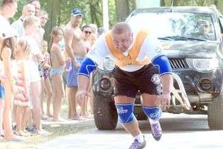 Jedną z konkurencji było przeciąganie samochodu terenowego, fot. MACIEJ KACZANOWSKI