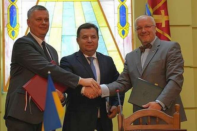 Ministrowie obrony Polski, Litwy i Ukrainy we Lwowie podpisali porozumienie w sprawie szczegółowych aspektów funkcjonowania jednostki wojskowej (Fot. mjr Robert Siemaszko/DKS MON)