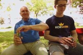 Marian Kowalski reklamuje napój energetyczny Korwina