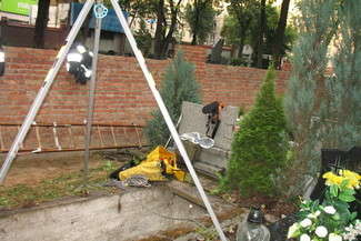 Mężczyzna wpadł do grobu na cmentarzu przy ul. Lipowej (fot. KM PSP Lublin)