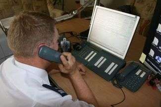 Imprezowicz zgubił drogę w lesie. Policjant pomógł przez telefon