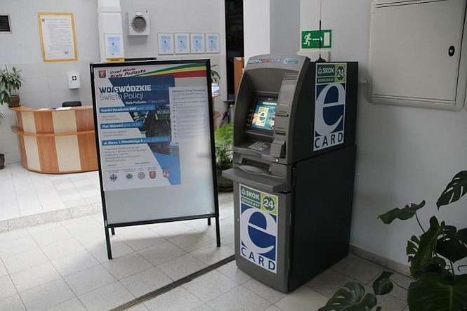 W urzędzie miasta w Białej Podlaskiej pojawił się bankomat/ fot.E.Burda <br />
