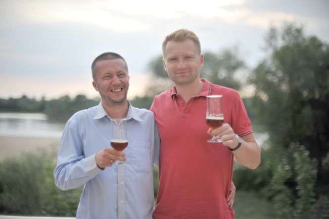 Wiktor Niedziałek (z lewej), który chce w Piotrawinie reaktywować browar biskupów krakowskich i Czesław Dziełak wznoszą toast za balans i równowagę. W życiu i w piwie. Fot. Waldemar Sulisz<br />
