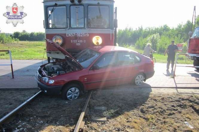 Wypadek na przejeździe kolejowym w Dęblinie (fot. Policja)