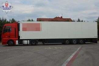 35-latek nie żyje. Poślizgnął się i wpadł pod koła ciężarówki