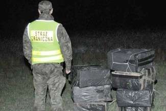 Strażnikom granicznym zwykle udaje się przyłapać przemytników na gorącym uczynku. Bywa też, że na brzegu Bugu znajdują towar, którego ci nie zdążyli zabrać (Fot. Nadbużański Oddział Straży Granicznej)