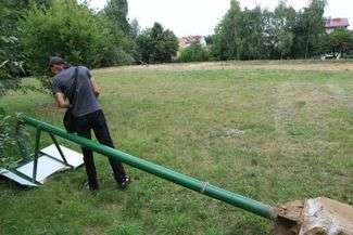 Nie tylko pan Rafał interesuje się tym terenem i czeka aż powstaną boiska – oprócz piłkarskiego trawiaste do koszykówki i piaszczyste do piłki plażowej. Fot. Maciej Kaczanowski