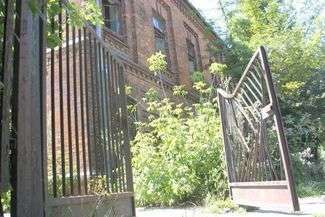 Opuszczony budynek po szkole podstawowej z roku na rok popada w coraz większą ruinę. Może powiększenie działki skusi inwestora