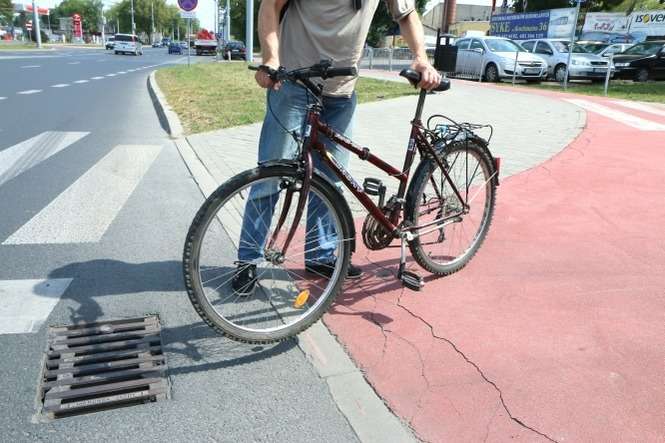 Bezpiecznie da się przejechać rowerem górskim albo miejskim. Ale jadący na kolarzówce może przelecieć nad kierownicą na jezdnię