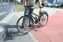 Bezpiecznie da się przejechać rowerem górskim albo miejskim. Ale jadący na kolarzówce może przelecieć nad kierownicą na jezdnię