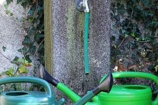 Zaczyna brakować wody, gminy apelują o oszczędzanie