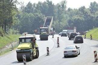 Remont drogi nr 17: Prostują zakręty w piekielnym żarze