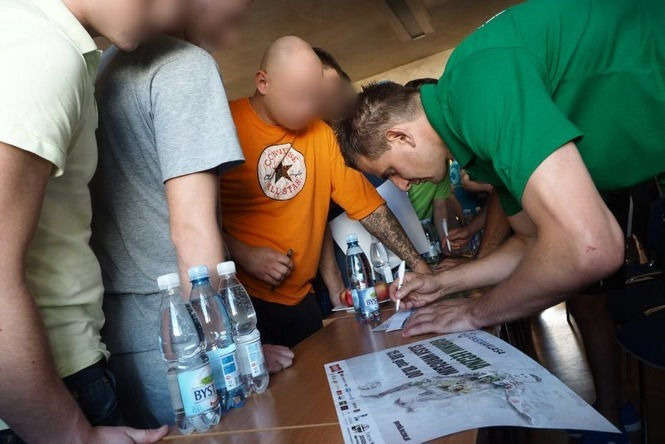 Podczas piątkowego spotkania był też czas na autografy. (fot. Wojciech Nieśpiałowski)