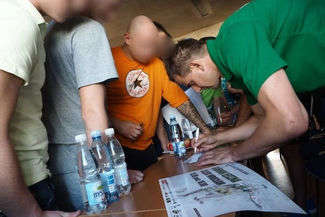 Podczas piątkowego spotkania był też czas na autografy. (fot. Wojciech Nieśpiałowski)