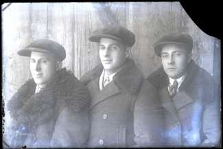 Jeszcze niepublikowane zdjęcia, jakie ostatnio udało się wywołać z najbardziej zniszczonych szklanych negatywów