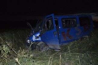 Bus dachował, cztery osoby w szpitalu. Kierowca: Sarny wybiegły na jezdnię