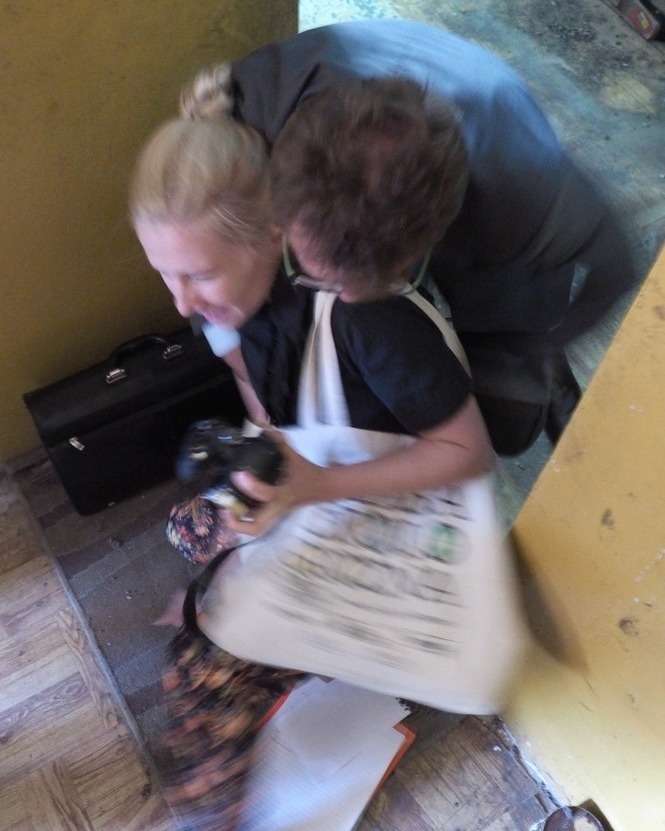 Kobieta chwyciła resztki dokumentu, które komornik próbował jej wyrwać (Fot. Maciej Kaczanowski)