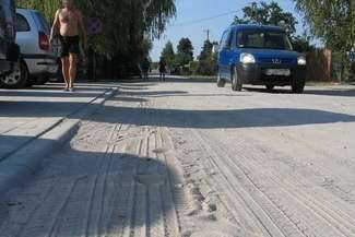 – Od kilku lat mieszkańcy Grabniaka i właściciele tamtejszych domków letniskowych zasypują nas pismami w sprawie budowy drogi przez tę miejscowość – mówi Dariusz Kozłowski z UG Urszulin (Fot. Jacek Barczyński)