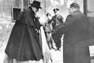 Metropolita lwowski Andrzej Szeptycki (z lewej) do dziś wzbudza kontrowersje. Fot. Narodowe Archiwum Cyfrowe
